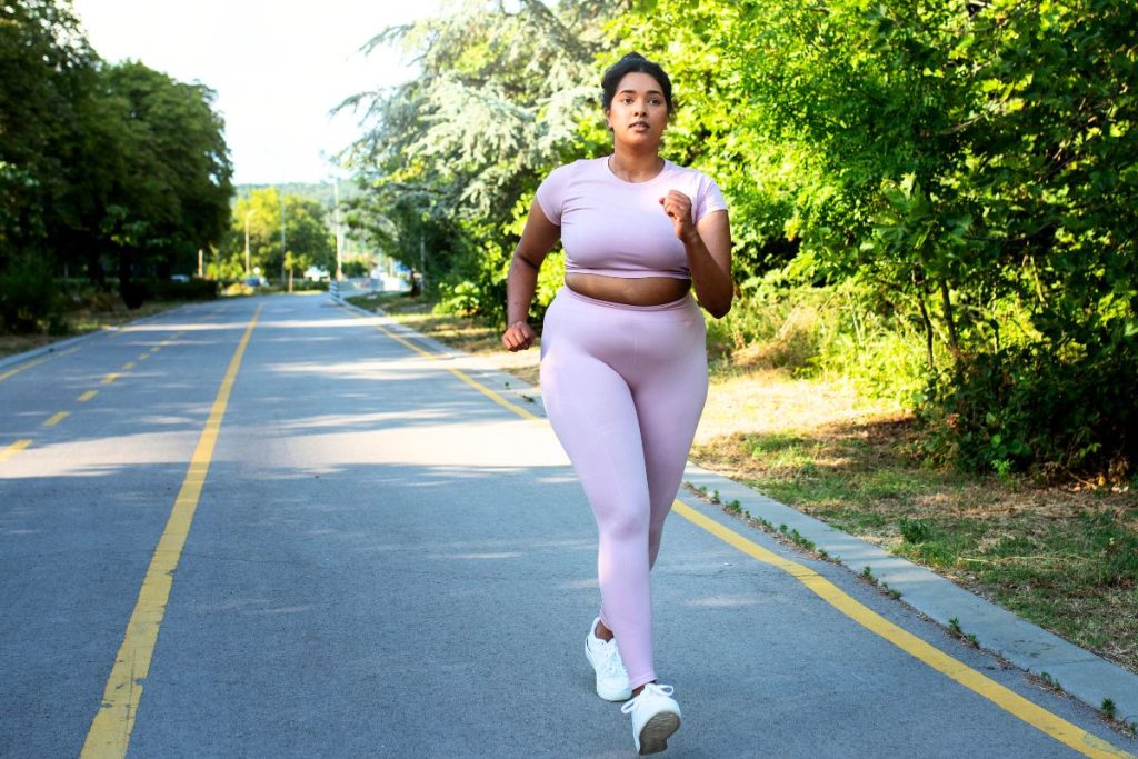 Voici combien de temps marcher pour brûler la graisse efficacement