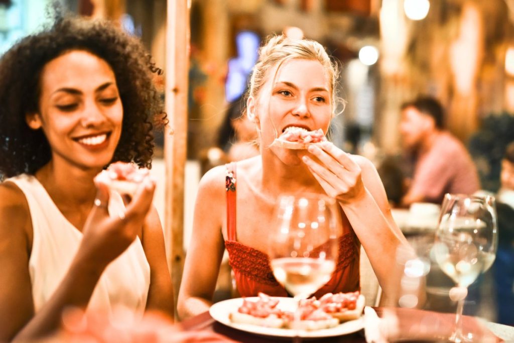 L’aliment à bannir en fin de repas pour garder un ventre plat